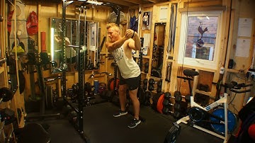 STANDING CABLE RUSSIAN TWIST