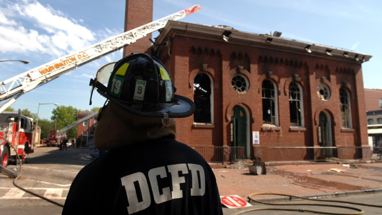 Firefighters on hand as Washington DC building explodes - YouTube