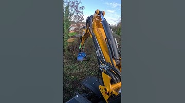 Removing fallen trees blocking a watercourse and utilising the tab boom #jcb #excavator #jcbmachine