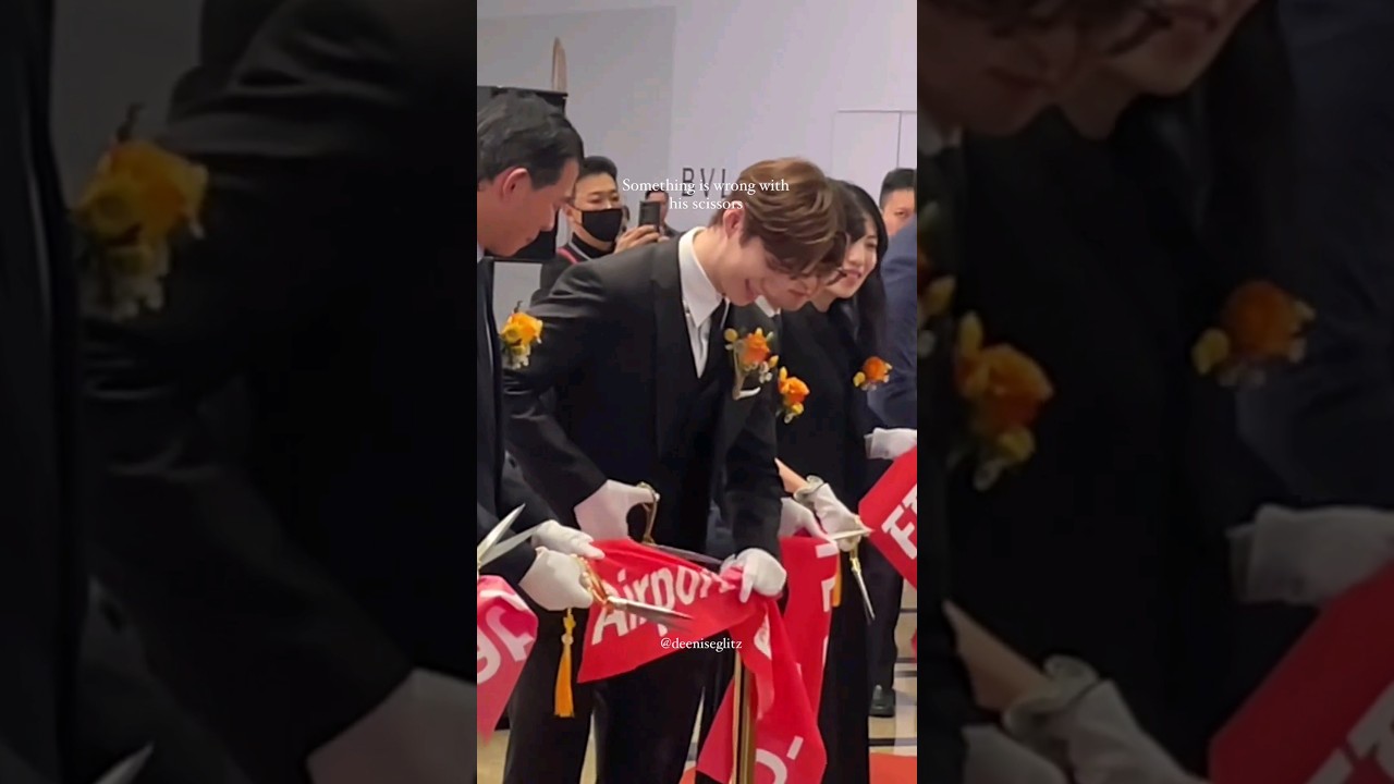 가위가 말을 안들어요😅 찐 당황한 준호 넘 귀여워😊  싱가폴 창이공항 롯데면세점  그래드오픈 행사 출처deeniseglitz 