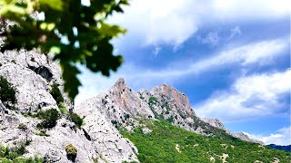 КАМЕННЫЙ ГРЕБЕНЬ. СКАЛА  САРЫ-КАЯ. НЕТУРИСТИЧЕСКИЙ КРЫМ.  с. ДАЧНОЕ.