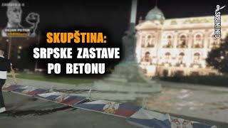 Skupština: Vetar oduvao Vučićev patriotizam - srpske zastave na betonu, psi po njima pišaju i gaze..