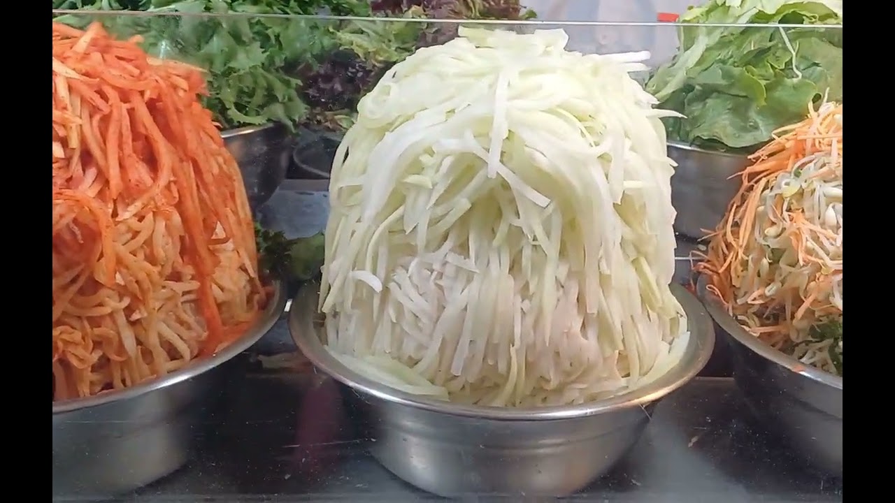 외국 관광객 북적이는 서울 광장 시장 입니다