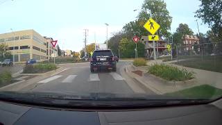 Driver doesn't understand how to yield at the roundabout
