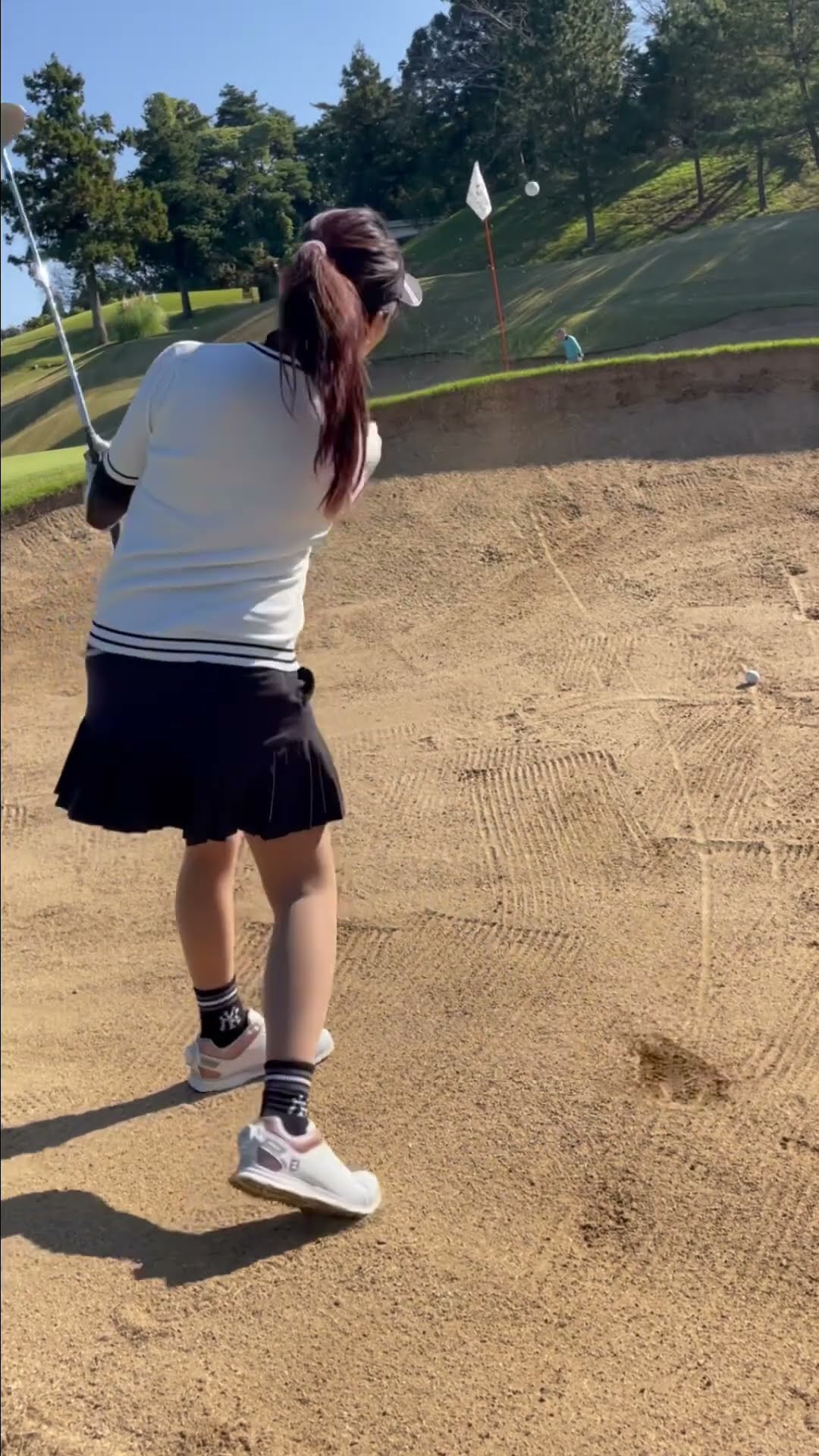 飛ばしたく無い時はいつもよりヘッドをアウトに上げてフォローもアウトに抜いていきますよ #golf