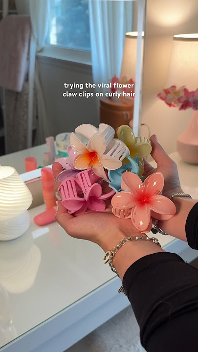 flower claw clips on curly hair #curlyhair #curlyhairstyles
