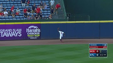 BOS@ATL: Smith goes a long way to make a nice catch