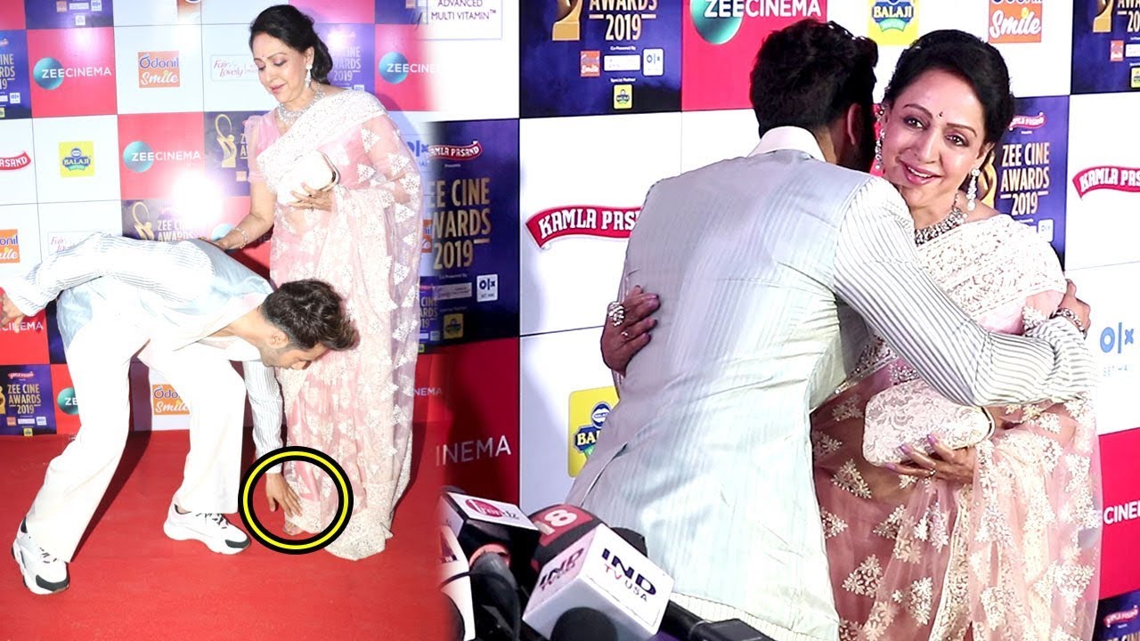 Varun Dhawan Took Blessings From Hema Malini By Touching Her FEET @ ZEE CINE AWARDS entertainment weekly ซับไทย