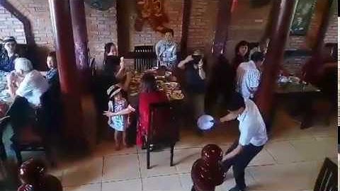 Trình diễn cơm đập niêu tại Cơm Niêu Hội An Quy Nhơn