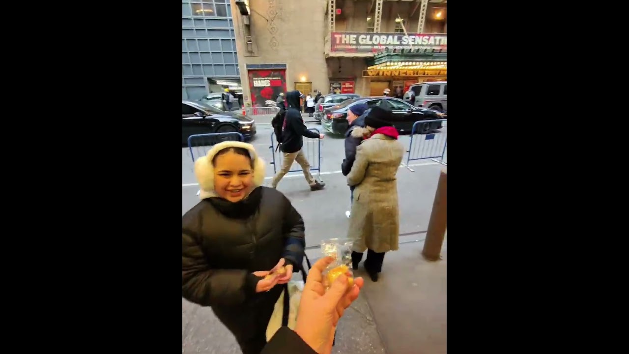 Загляните внутрь бродвейского шоу: двое незнакомцев несут торт через весь Нью-Йорк.