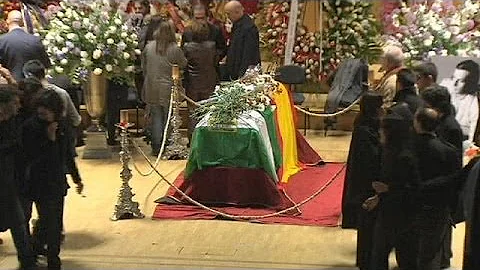 Body of Paco de Lucia flown to Madrid where mourners pay tribute