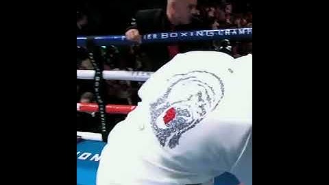 Floyd Mayweather telling Tank Davis he's down on the unofficial scorecard