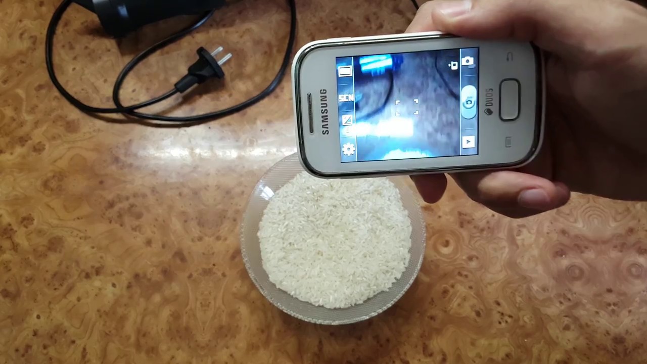 Высушить телефон в домашних условиях. Смартфон в рисе. Просушка динамика телефона. Залитый телефон. Просушить смартфон.