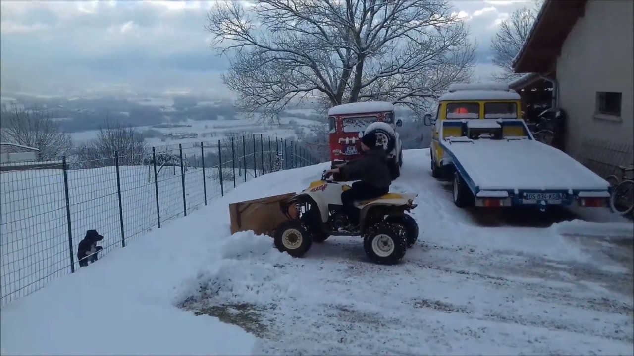 Déneigement avec mon quad et ma lame a neige fait maison! 