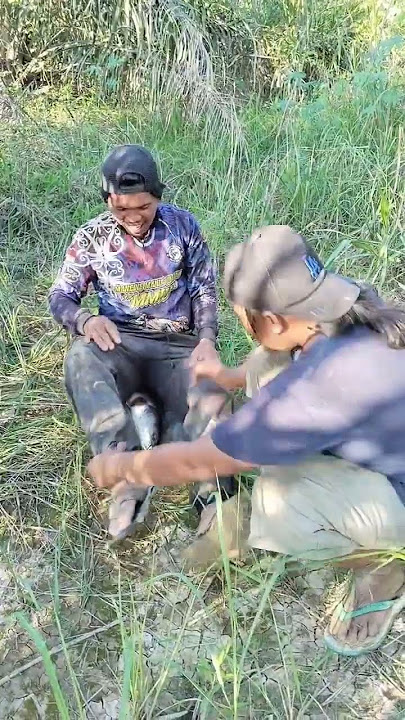 Uncle, please help me, my leg is cramping #fishingtomanbunga #fishing #fishing #wildfishing