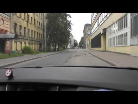 Задним ходом на одностороннем движении.