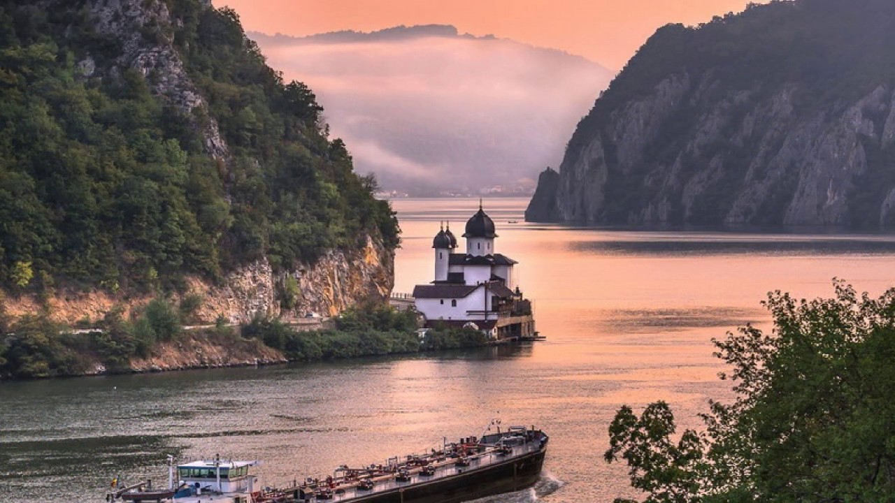 DUNAREA ALBASTRA - JOHANN STRAUSS  MEDLEY- GEORGE IORDACHE  PANFLUTE.