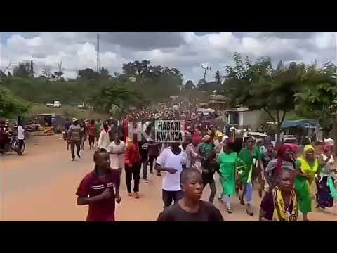 MWANA FA Aiteka MUHEZA Wananchi Wafunga Barabara Kumsindikiza Kuchukua Fomu