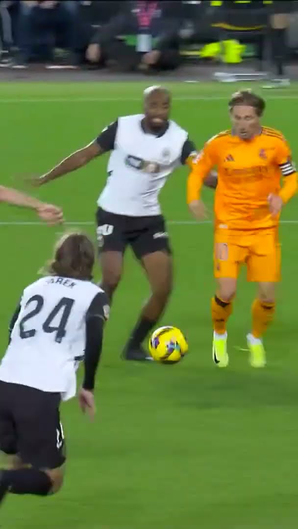 Valencia CF 1 vs 2 Real Madrid | Game Highlights ⚽