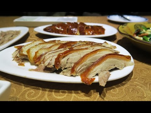 Video: Makanan Beijing Yang Terkenal Seperti Itik Peking Dan Sejarah Di Belakangnya