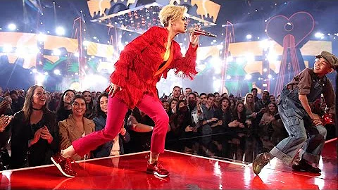 Katy Perry - Chained To The Rhythm ft. Skip Marley (iHeartRadio Awards 2017)