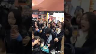 Lisa was pushed so hard by the fans (Respect Lisa please 😩😩)