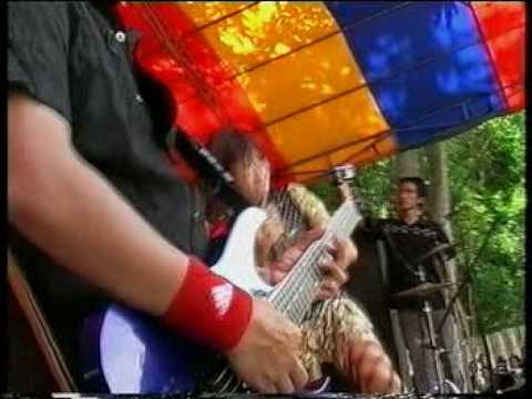 monata  {patah hati}