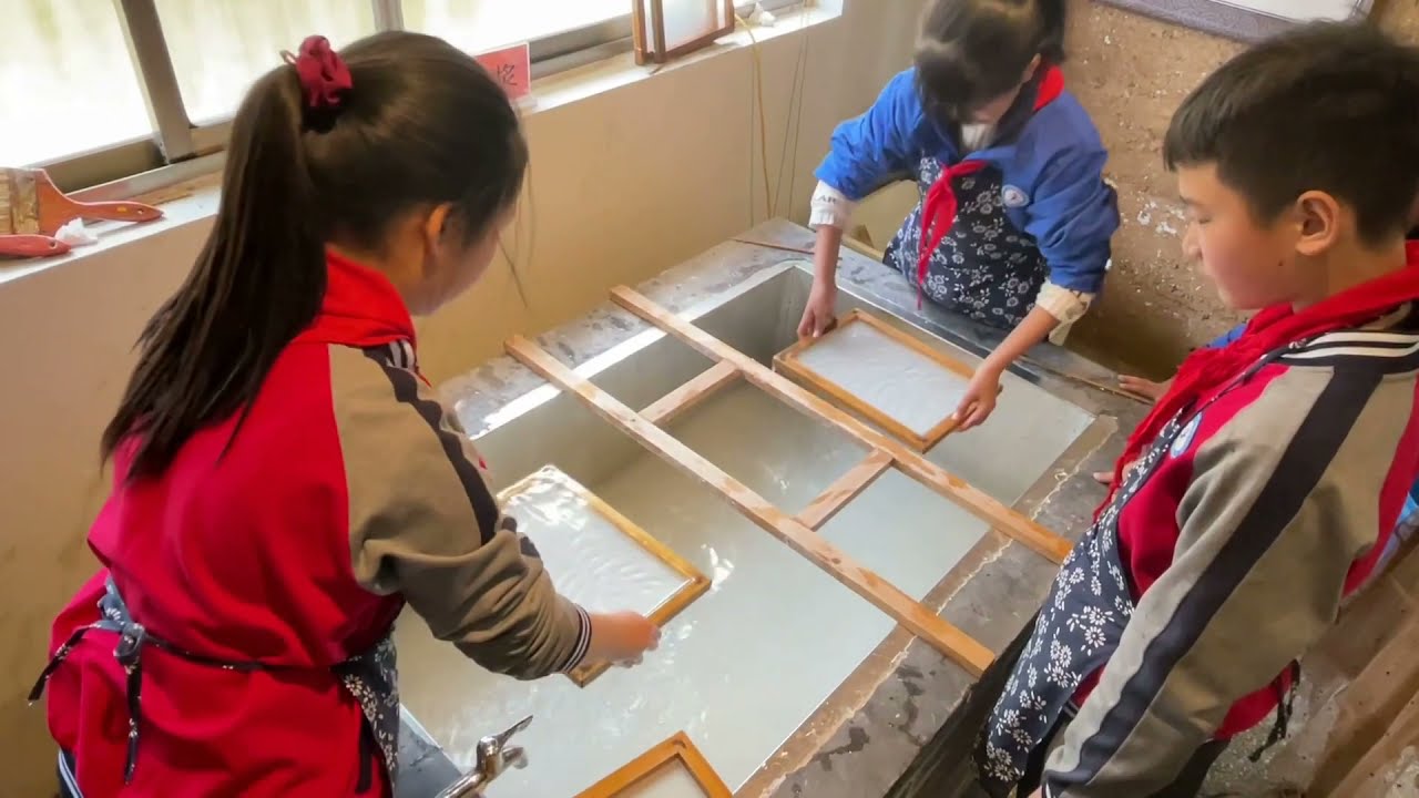 中国の高級紙「開化紙」作りを学ぶ小学生 浙江省衢州市 - YouTube