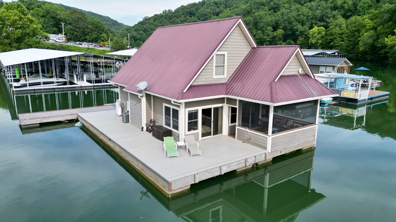 1340sqft (2-Story - 3 Bed/2 Bath) Floating Cabin For Sale on Norris Lake TN