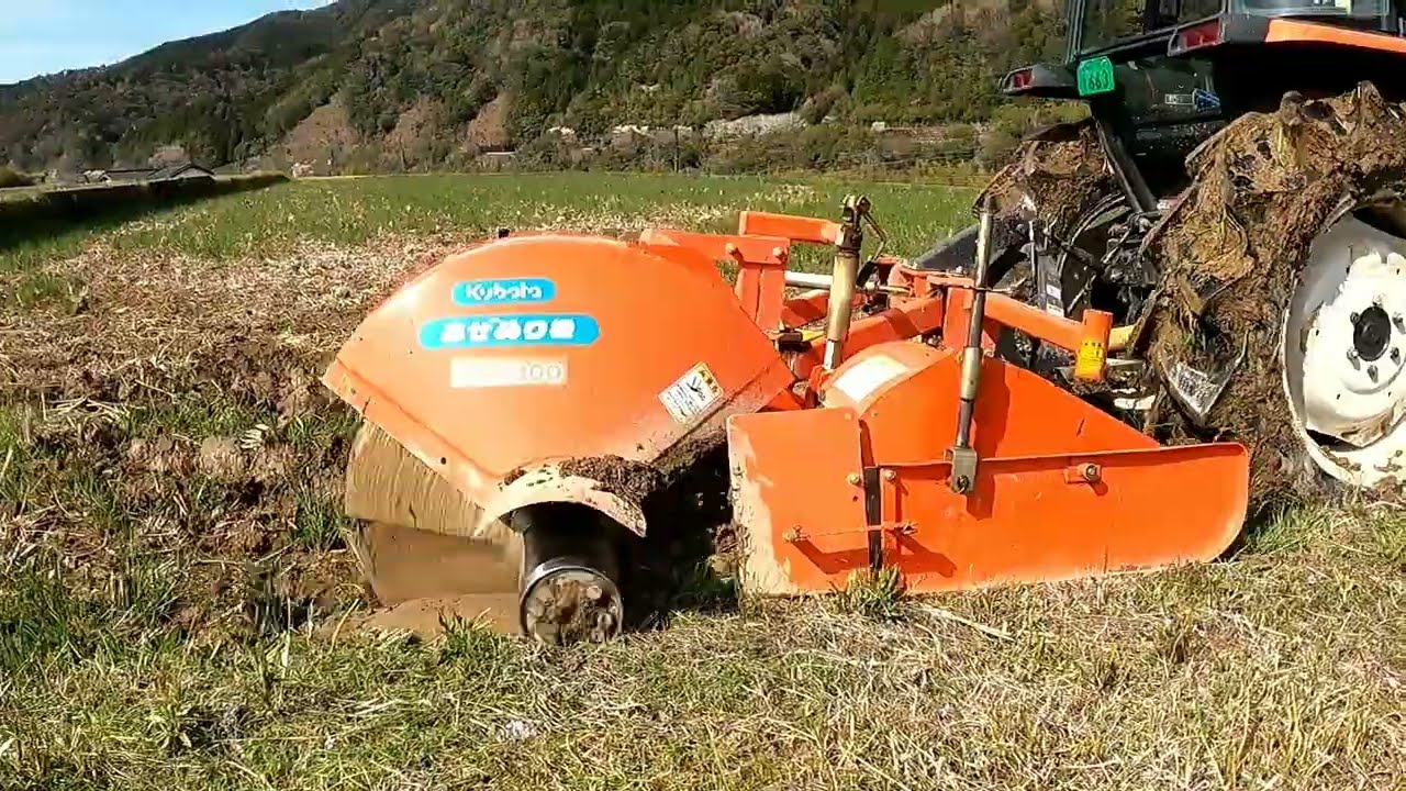 クボタKL300 UZK300 畦塗り作業 - YouTube