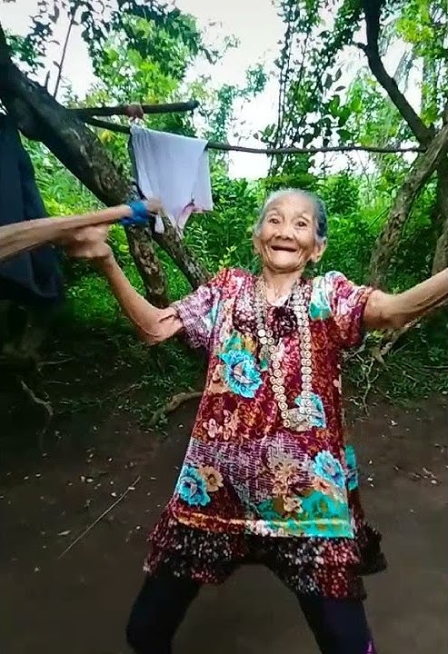 Seorang Nenek Joget Gaya Peluru!
