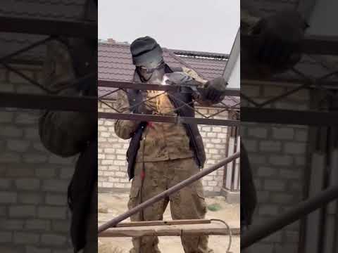 Сварщик варит , голубь конролирует качество #махачкала #грозный