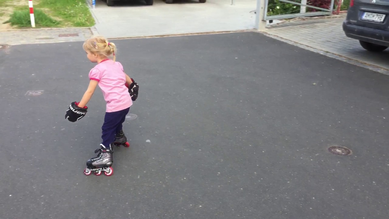 3 jährigem Mädchen beim Inliner fahren