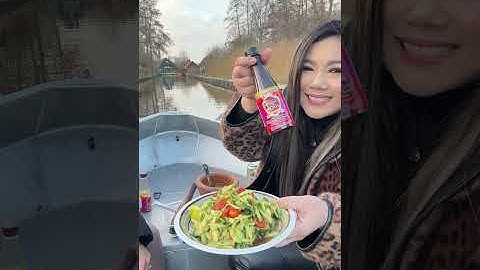 ตำส้มตำบนเรือกับหมู่บ้านไร้ถนนกีธูร์น