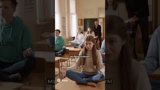Ученики на йоге перед контрольной — учитель присоединился!