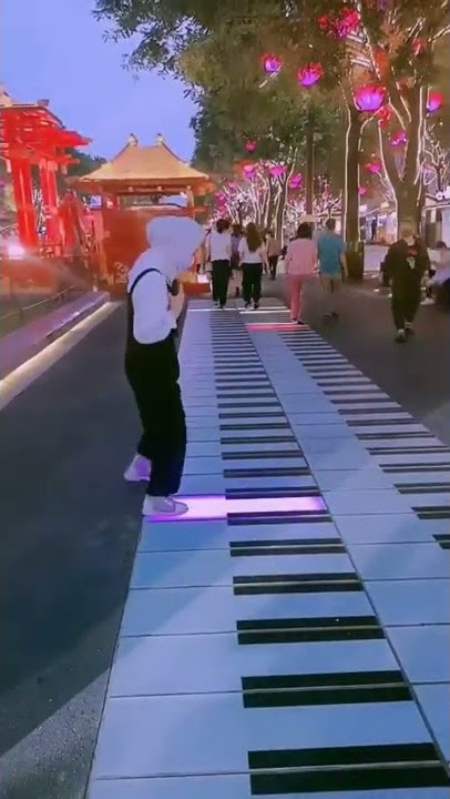 Download lagu Main piano pakai jalan⁉ #shorts