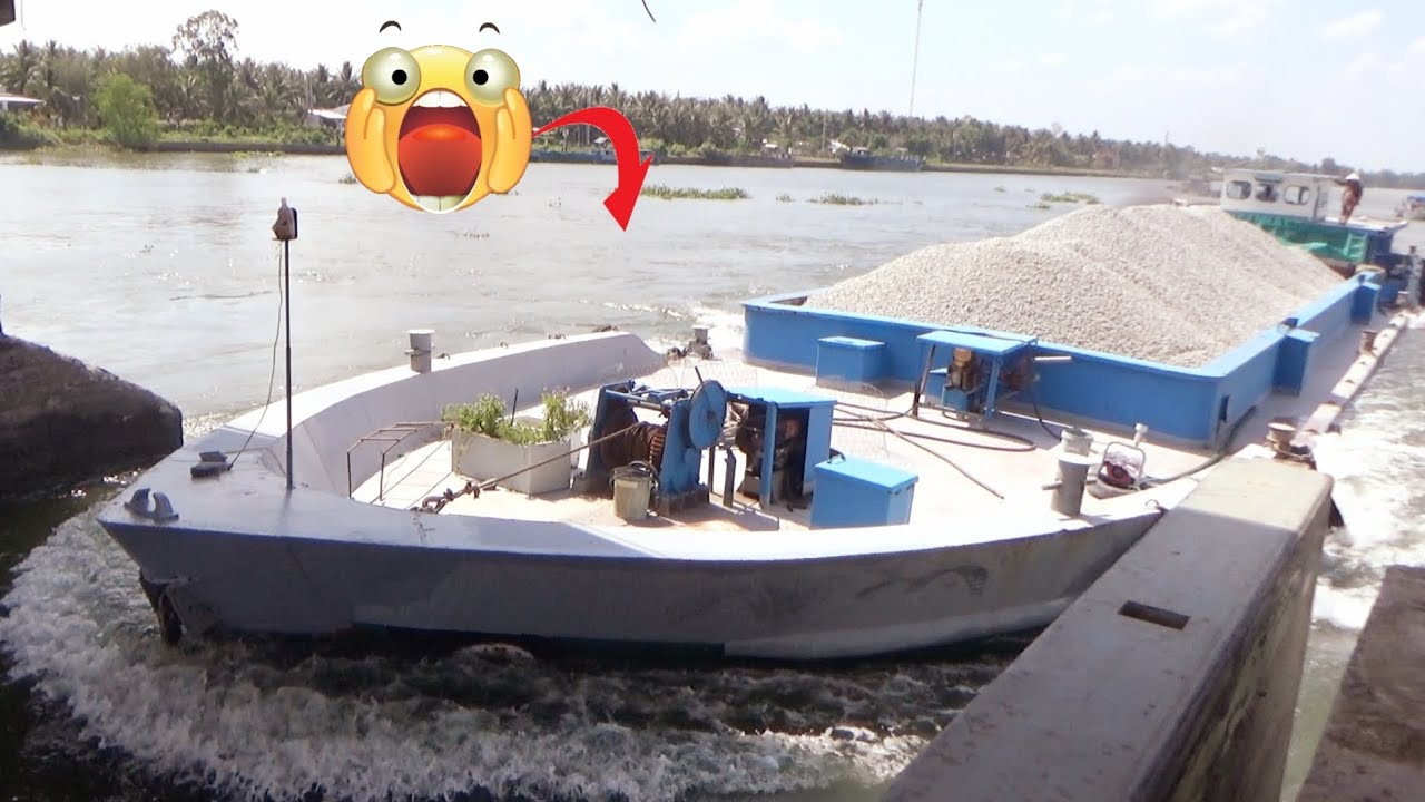 [809] Гигантская баржа с камнями с драматической силой проходит через ворота плотины.