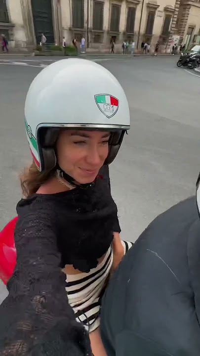 Vespa berlayar melalui jalan-jalan bersejarah Roma, menjelajahi keindahan Kota Abadi 🛵🇮🇹