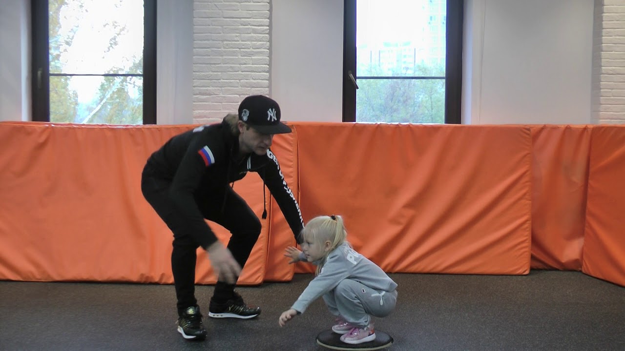 Евгений Плющенко крутит малышковую группу на тренажере.Академия Евгения Плющенко Октябрь 2017