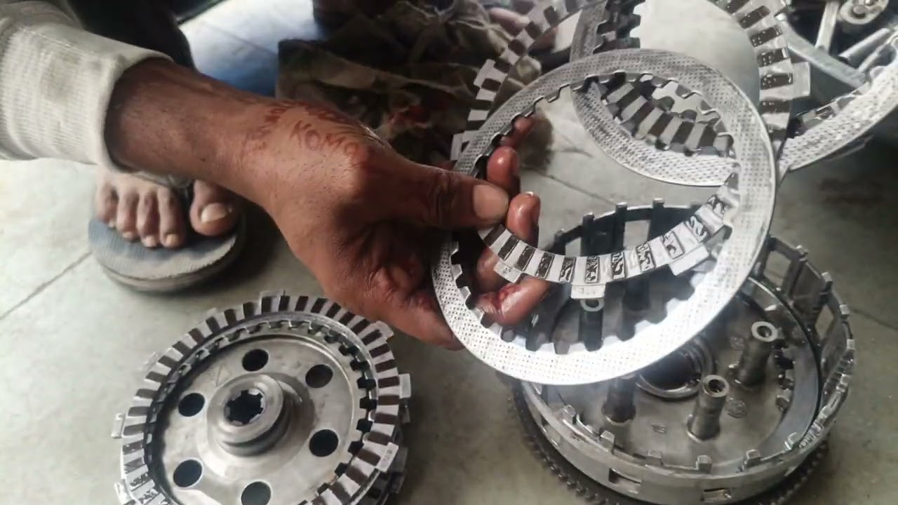 Aap per bs6 CNG 300 CC clutch plate kaise badlen trending# video #viral#automobile #💰📈🛺‼️#mechanic #