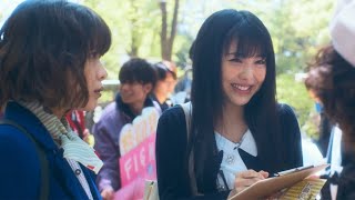 浜辺美波、先輩に「可愛い」ともてはやされ笑顔　岸井ゆきのと大学で運命の出会い　映画「やがて海へと届く」本編映像