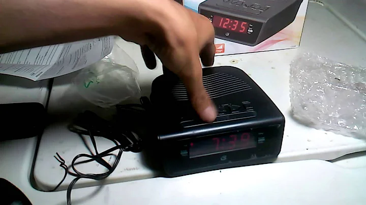 Unboxing & Simple Review Of The GPX Dual Alarm Clock Radio PLL   C224B