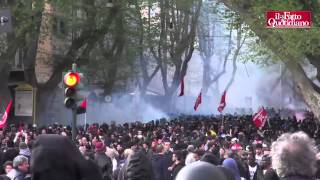 Roma, corteo per la casa: scontri  al ministero del Lavoro screenshot 4