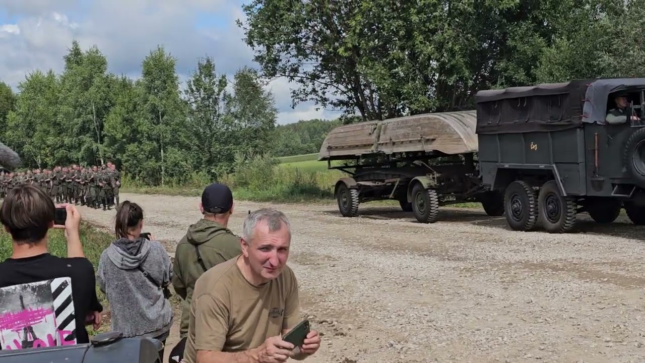 Проход немецкой колонны техники и пехоты на съемка фильма 