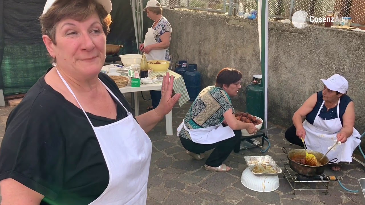 Le donne dipignanesi preparano i turdilli
