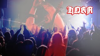 Horn - Alles In Einem Schnitt (Wintermelodei 2023)
Das diesjährige Wintermelodei wurde von Horn beehrt, die unlängst von ihrem Trip aus Kanada zurückgekehrt, einen harten Feuerüberfall in die Menge abschossen. Die Setlist führte quer durch die Bandgeschichte und bot mit „Deutet die Zeichen stehen auf Sturm“ und „The Fading Landscapes Glory“ auch zwei Schmankerl der früheren Geschichte des Projekts. Für euch haben wir den Klassiker Alles In Einem Schnitt!
Mehr Links:
https://hornlichterlischt.bandcamp.com
https://www.facebook.com/HornOfficial
https://blacksilencepro.wixsite.com/home
https://www.instagram.com/blacksilenceproductions
https://www.undergrounded.de Horn - Alles In Einem Schnitt (Wintermelodei 2023)