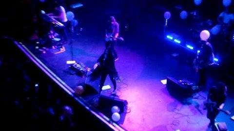 Cansei De Ser Sexy - Left Behind