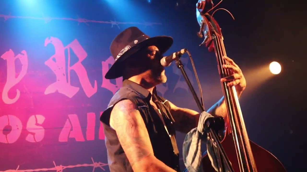 Clan Farsante en Muddy Roots - Juguete Roto