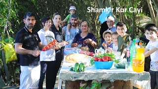 картинка: Дедушка и бабушка пошли на пикник на берегу реки Кура с внуками | Дойме Кебаба На садже