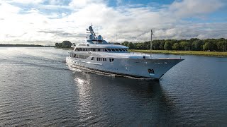 SYMPHONY 102m Feadship, docking in MC. Cought the floating line